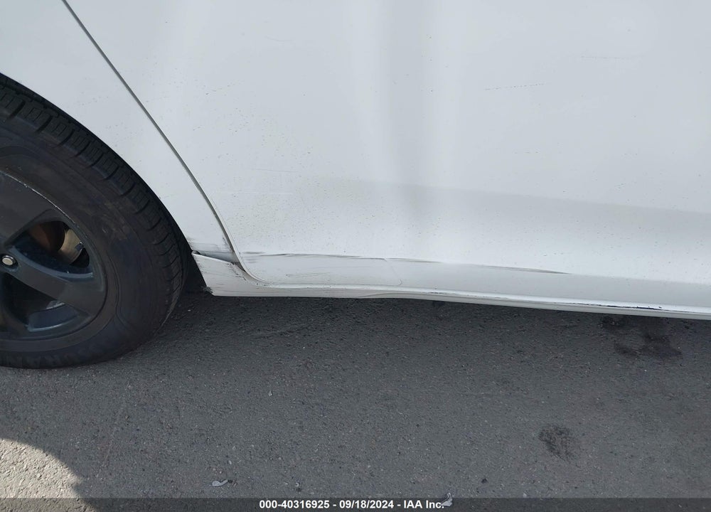 2011 TOYOTA SIENNA LE V6 VIN: 5TDKK3DC1BS032674