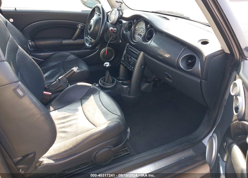 2004 MINI COOPER S VIN: WMWRE33404TD79532