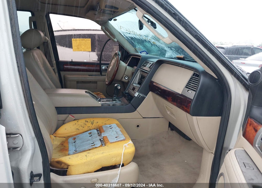 2005 LINCOLN NAVIGATOR VIN: 5LMFU28525LJ20701