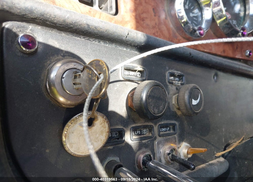 2004 PETERBILT 379 VIN: 1XP5DB9X04D819870