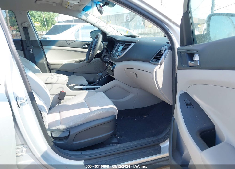 2017 HYUNDAI TUCSON SE VIN: KM8J3CA45HU556660