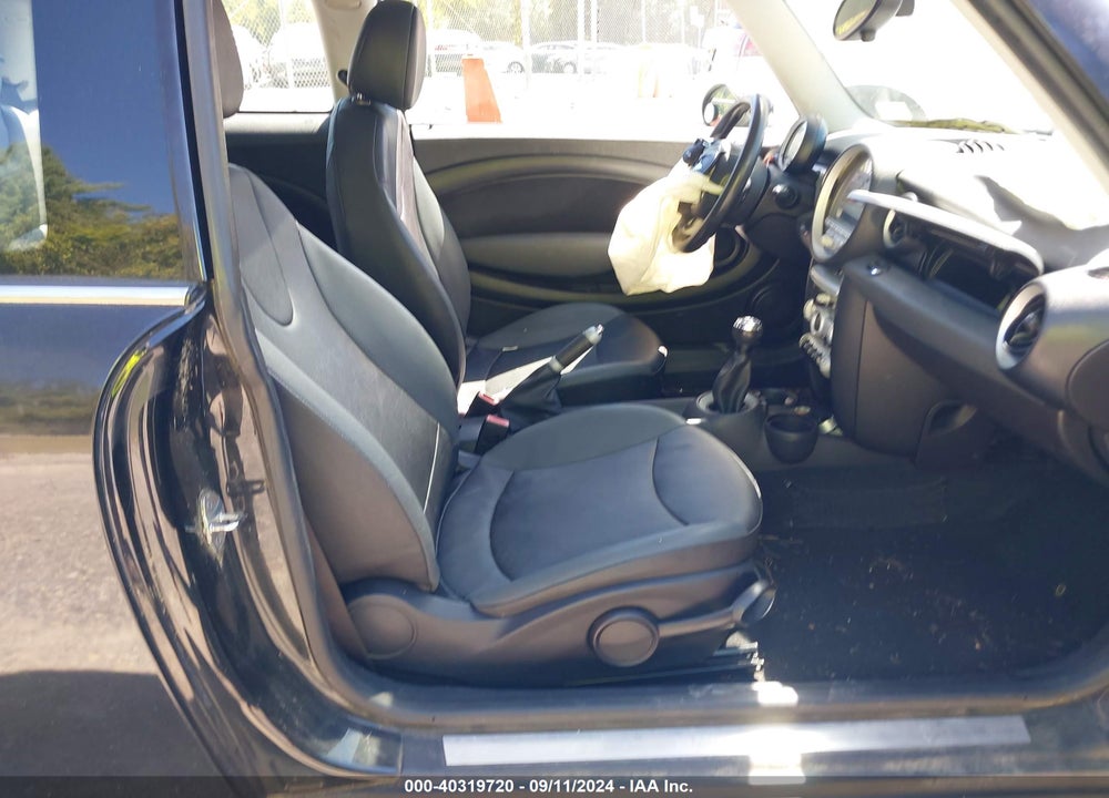 2009 MINI COOPER VIN: WMWMF33599TU73607