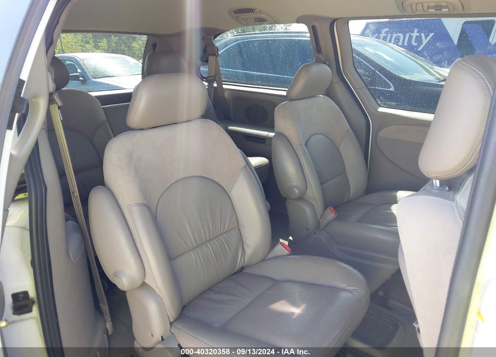 2001 CHRYSLER TOWN & COUNTRY LIMITED VIN: 2C8GP64L81R392037