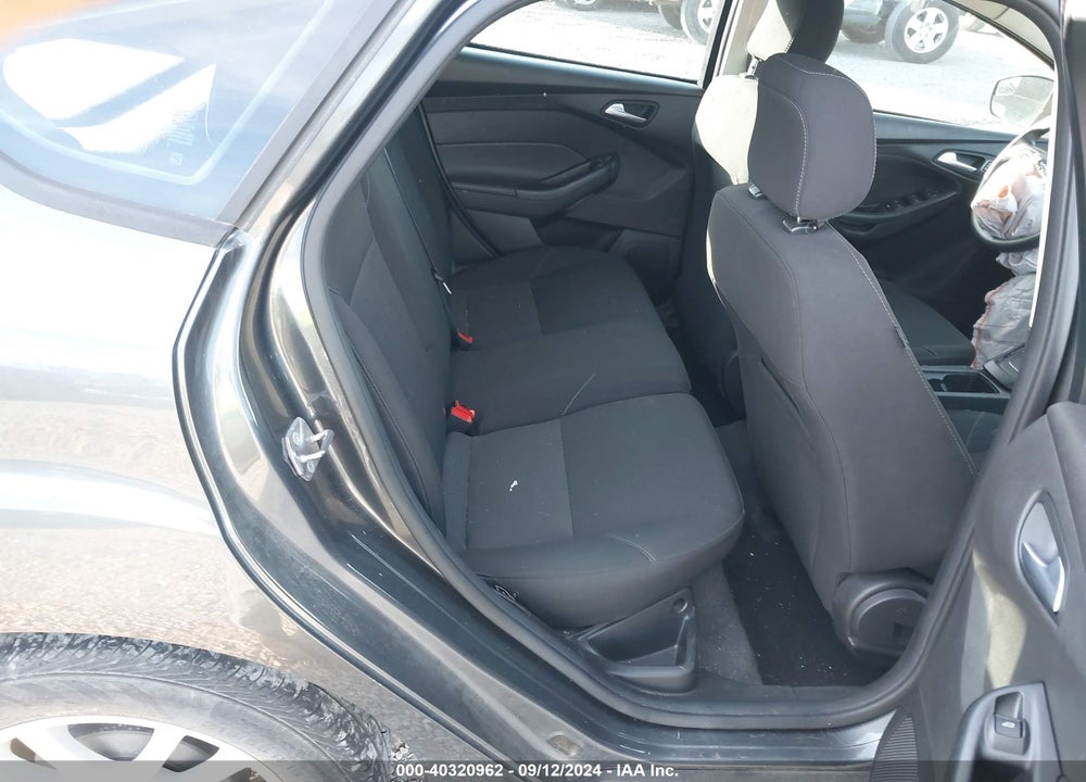 2018 FORD FOCUS SE VIN: 1FADP3K21JL309009