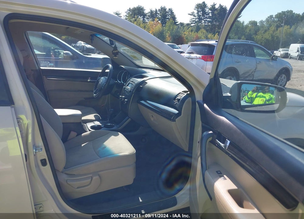 2011 KIA SORENTO LX V6 VIN: 5XYKTDA21BG114853