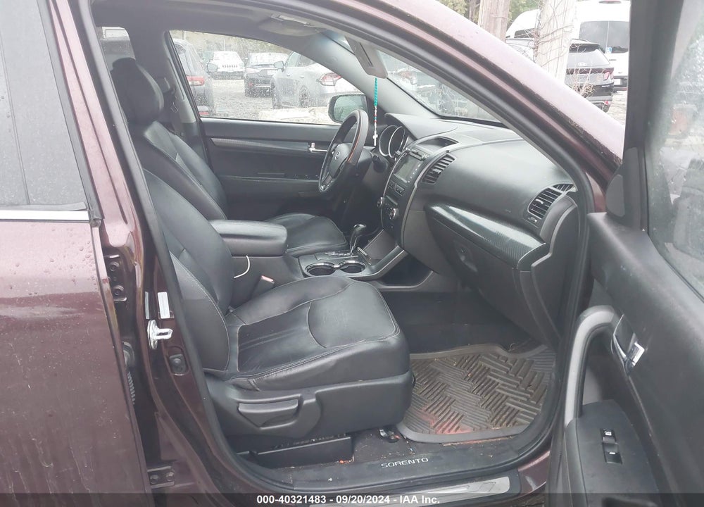 2011 KIA SORENTO SX V6 VIN: 5XYKWDA26BG137584