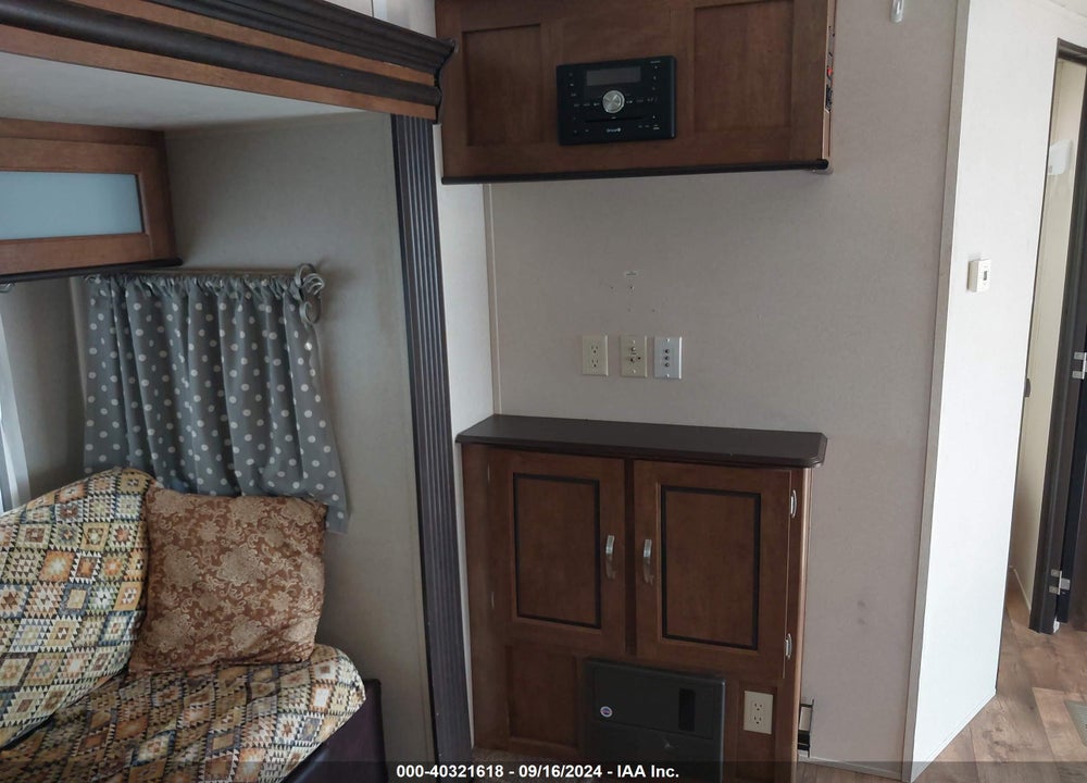 2017 WILDWOOD BY FOREST R M-27RKSS VIN: 4X4TWDC21HA260391