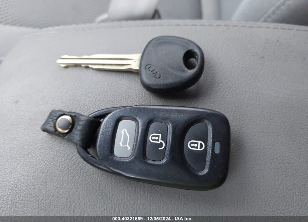 2007 KIA RONDO EX VIN: KNAFG525877047819
