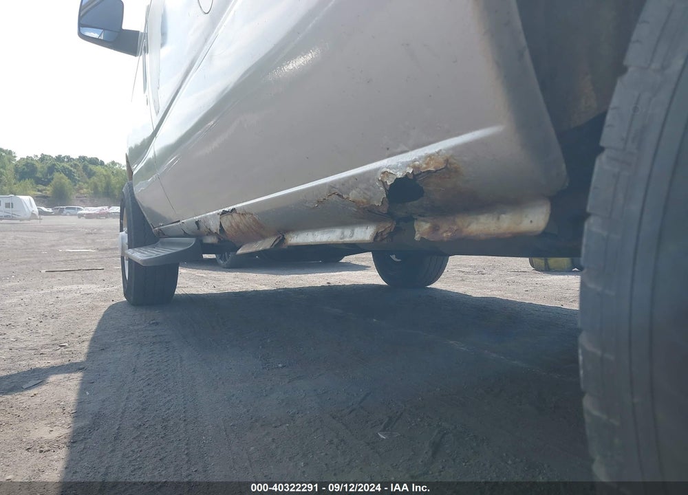 2003 FORD E-350 SUPER DUTY CHATEAU/XL/XLT VIN: 1FBNE31LX3HB38933