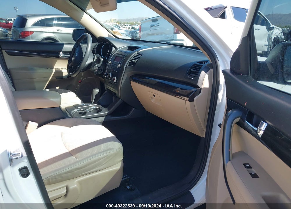 2011 KIA SORENTO LX VIN: 5XYKT3A16BG162897