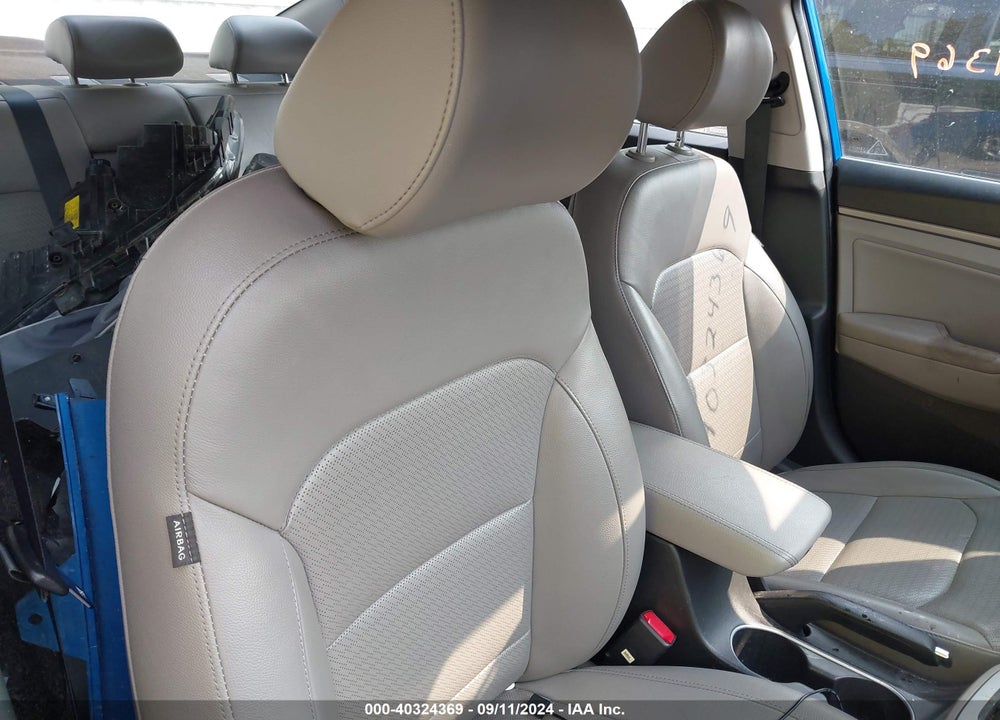 2017 HYUNDAI ELANTRA VIN: KMHD84LF3HU268364