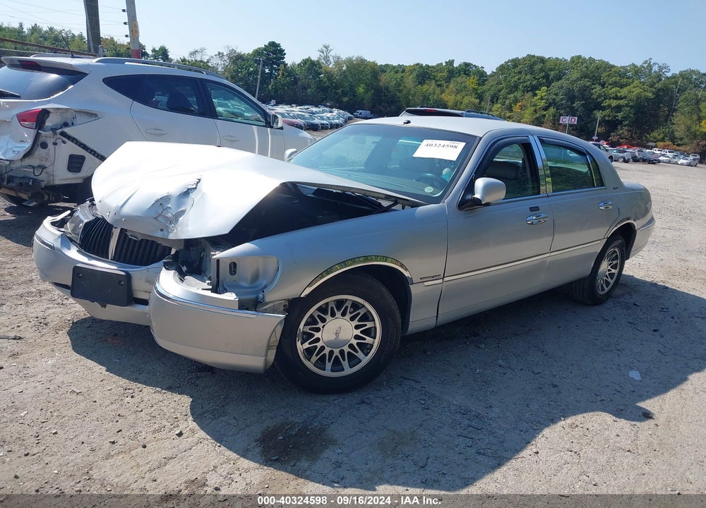 2000 LINCOLN TOWN CAR SIGNATURE VIN: 1LNHM82W0YY923627