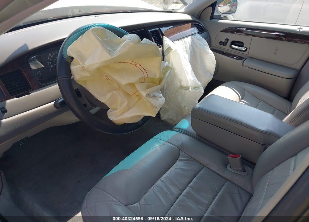 2000 LINCOLN TOWN CAR SIGNATURE VIN: 1LNHM82W0YY923627