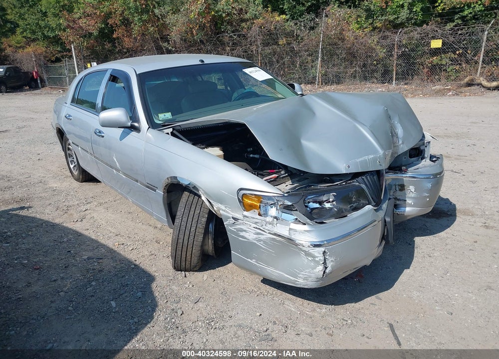 2000 LINCOLN TOWN CAR SIGNATURE VIN: 1LNHM82W0YY923627