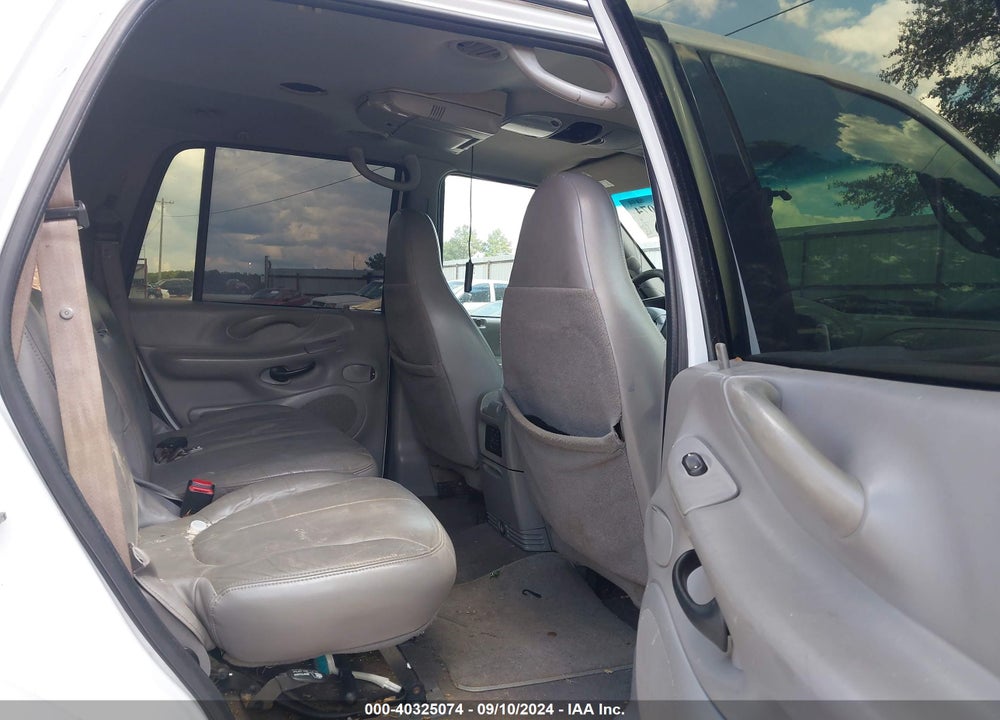 2002 FORD EXPEDITION XLT VIN: 1FMPU16L32LA52374