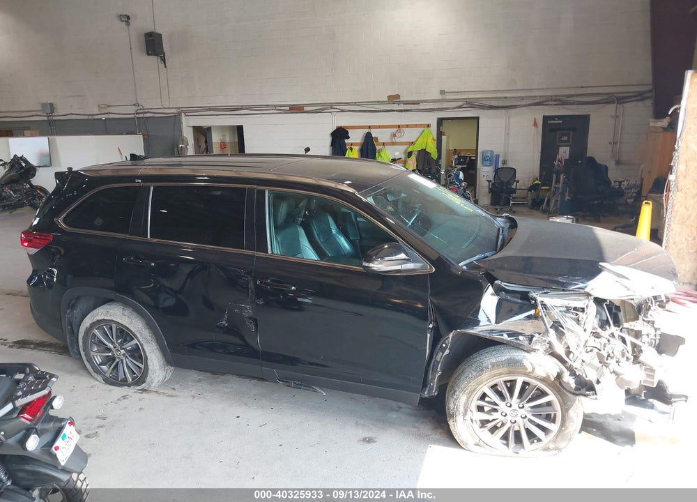 2019 TOYOTA HIGHLANDER XLE VIN: 5TDJZRFH5KS578820