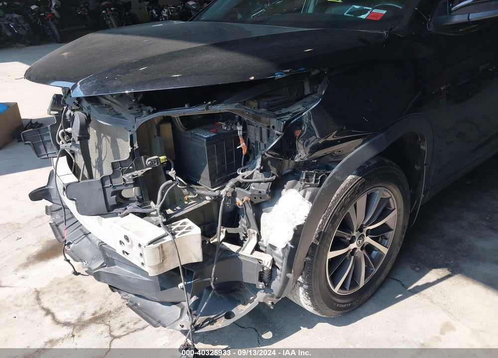 2019 TOYOTA HIGHLANDER XLE VIN: 5TDJZRFH5KS578820