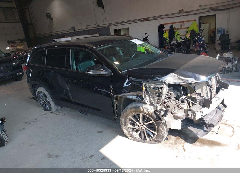 2019 TOYOTA HIGHLANDER XLE VIN: 5TDJZRFH5KS578820