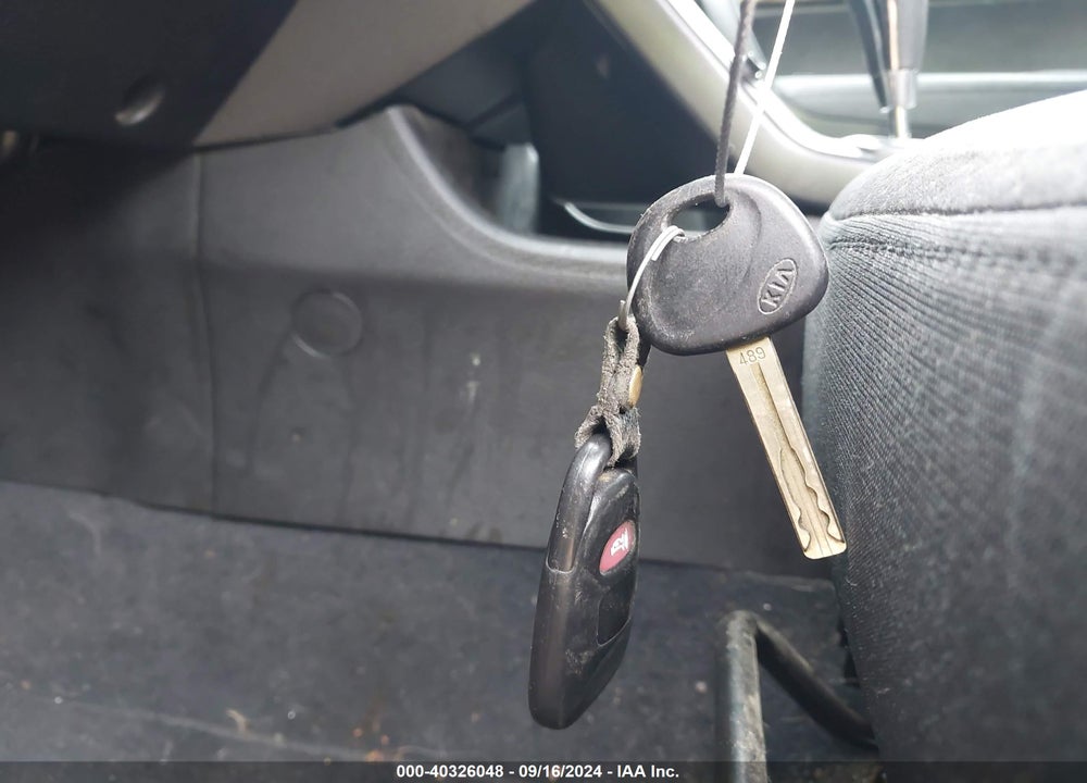 2011 KIA SORENTO LX VIN: 5XYKT3A12BG163237