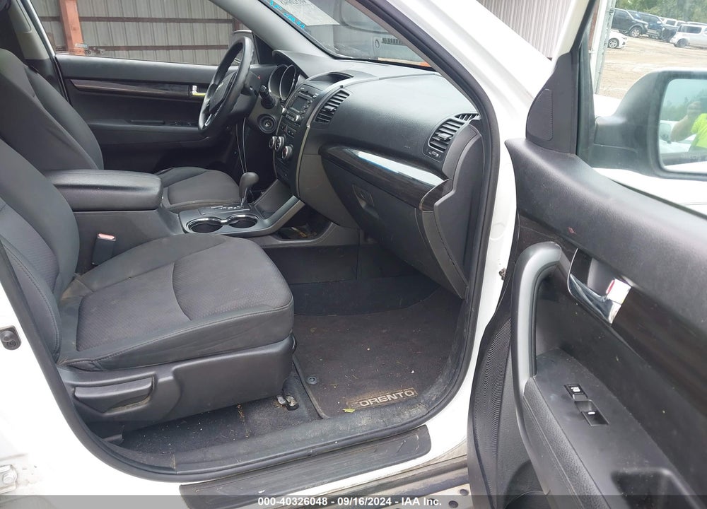 2011 KIA SORENTO LX VIN: 5XYKT3A12BG163237