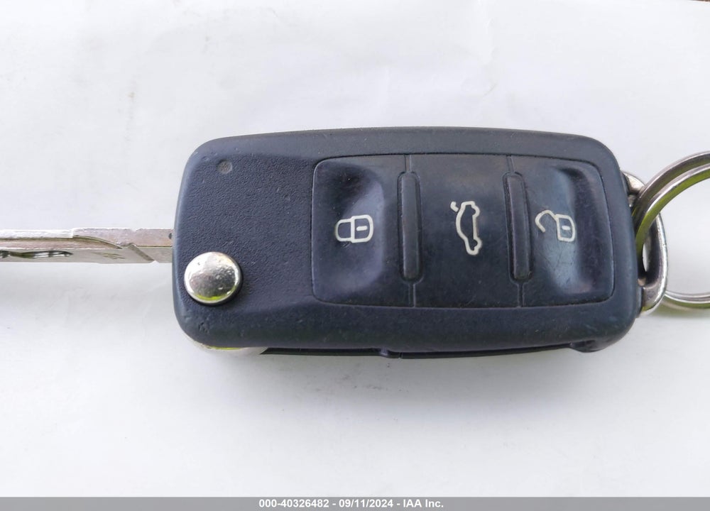 2011 VOLKSWAGEN JETTA 2.0L S VIN: 3VW2K7AJ8BM010596