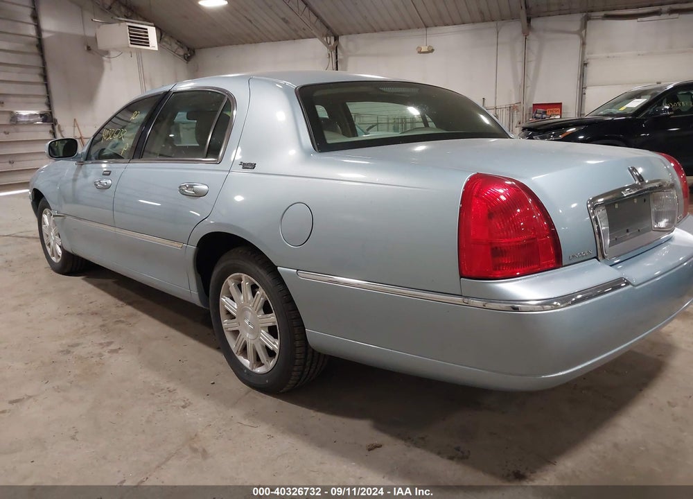 2009 LINCOLN TOWN CAR SIGNATURE LIMITED VIN: 2LNHM82V39X610564