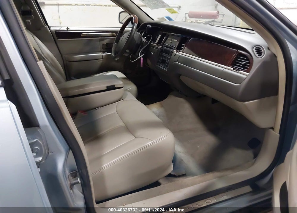 2009 LINCOLN TOWN CAR SIGNATURE LIMITED VIN: 2LNHM82V39X610564