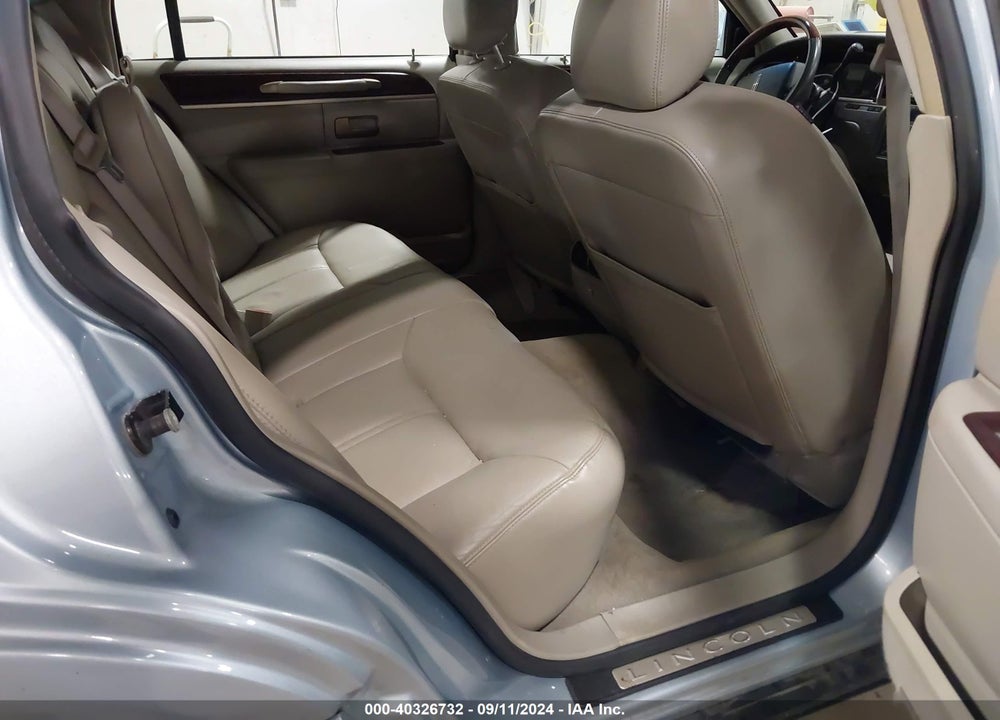 2009 LINCOLN TOWN CAR SIGNATURE LIMITED VIN: 2LNHM82V39X610564