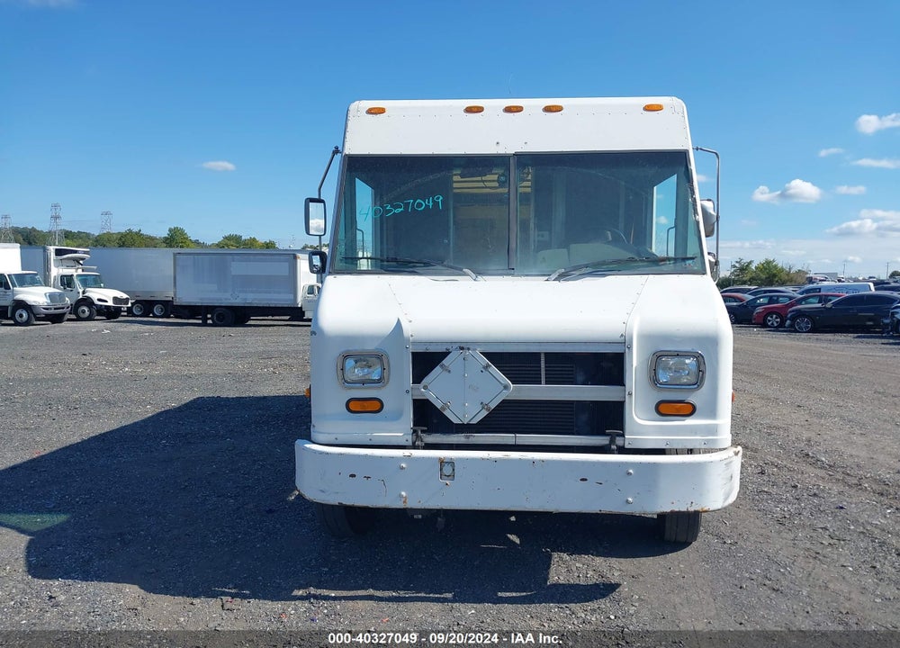 2000 FREIGHTLINER CHASSIS M LINE WALK-IN VAN VIN: 4UZA4FA40YCG64949