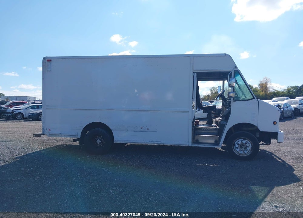 2000 FREIGHTLINER CHASSIS M LINE WALK-IN VAN VIN: 4UZA4FA40YCG64949