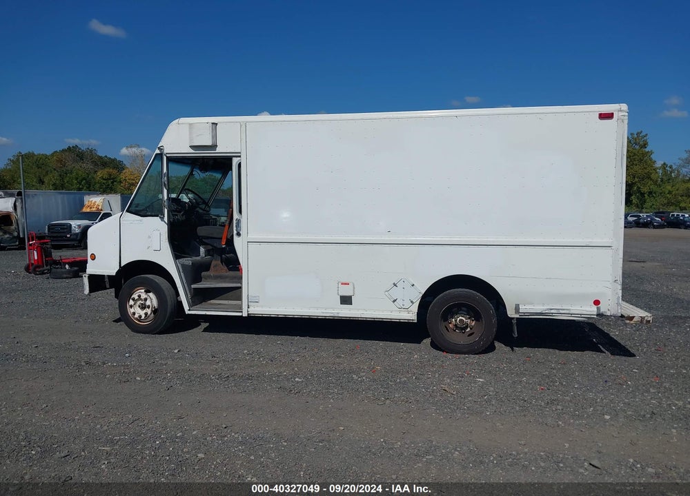 2000 FREIGHTLINER CHASSIS M LINE WALK-IN VAN VIN: 4UZA4FA40YCG64949