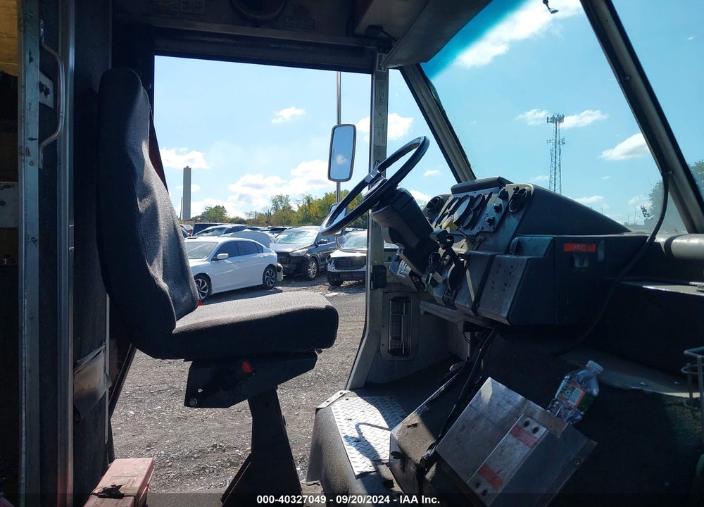2000 FREIGHTLINER CHASSIS M LINE WALK-IN VAN VIN: 4UZA4FA40YCG64949