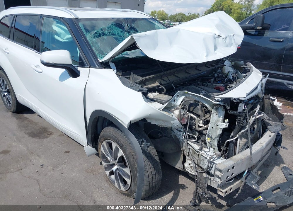 2022 TOYOTA HIGHLANDER XLE VIN: 5TDGZRBHXNS169216