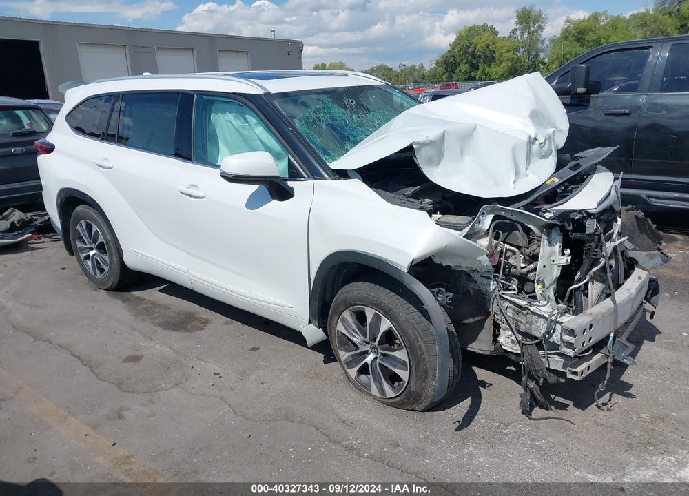 2022 TOYOTA HIGHLANDER XLE VIN: 5TDGZRBHXNS169216