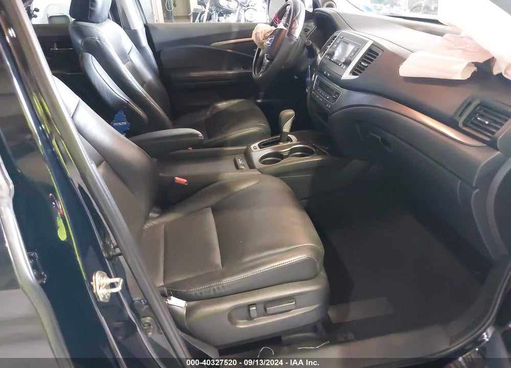 2017 HONDA RIDGELINE RTL VIN: 5FPYK3F5XHB005468