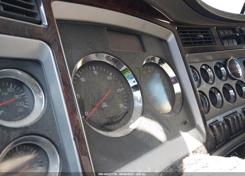 2011 KENWORTH T660 T660 VIN: 1XKADP9X9BJ295103