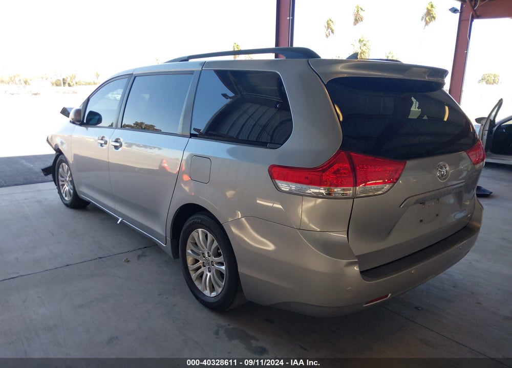 2014 TOYOTA SIENNA XLE V6 8 PASSENGER VIN: 5TDYK3DC3ES431858