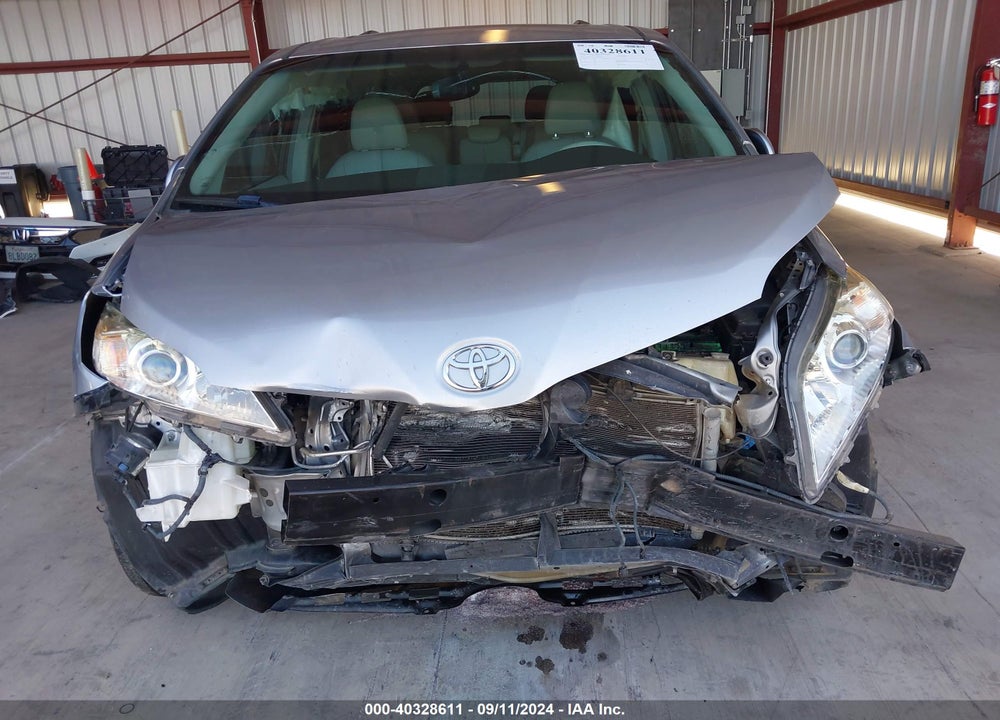 2014 TOYOTA SIENNA XLE V6 8 PASSENGER VIN: 5TDYK3DC3ES431858