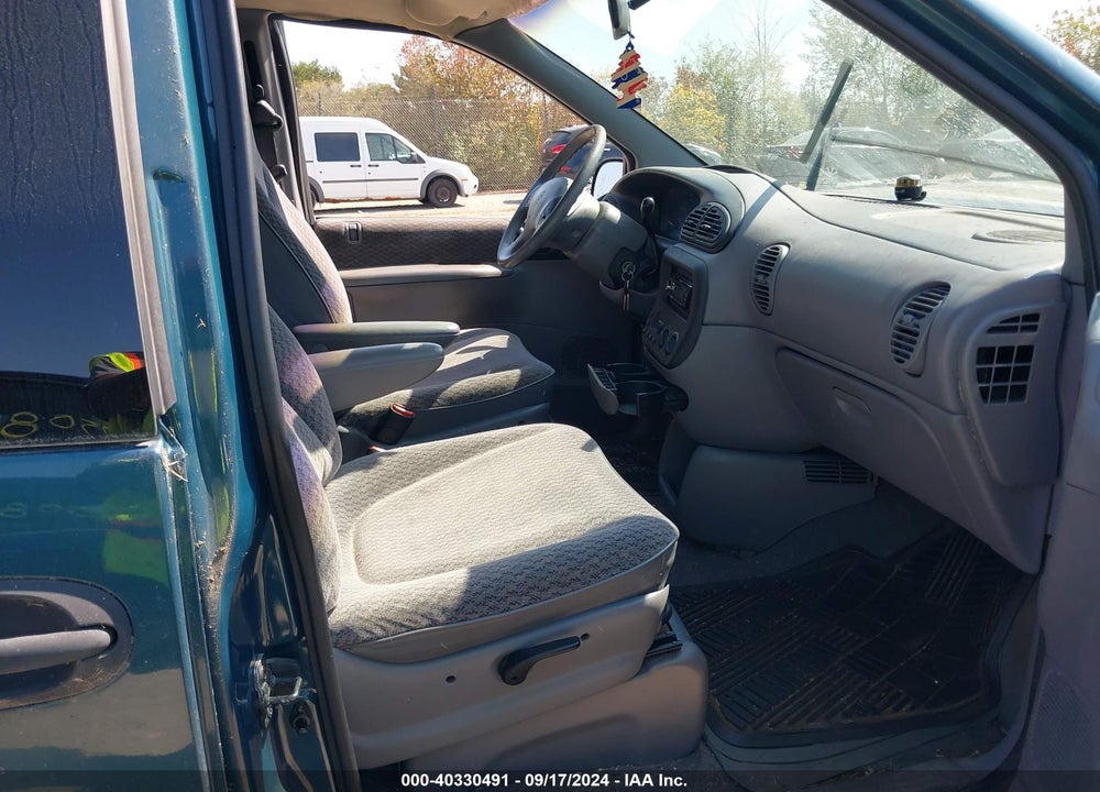 2000 CHRYSLER VOYAGER VIN: 2C4GJ2532YR703045