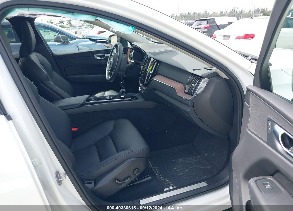 2024 VOLVO XC60 B5 PLUS DARK THEME VIN: YV4L12RL9R1792561
