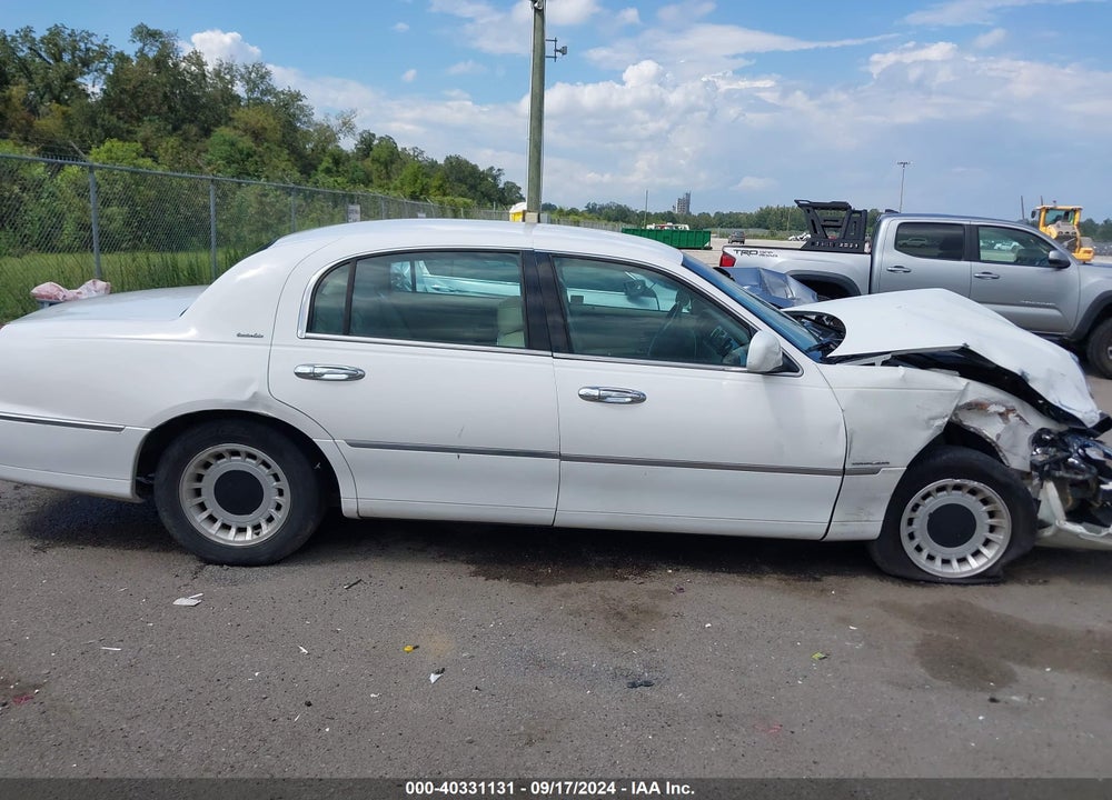 2001 LINCOLN TOWN CAR EXECUTIVE VIN: 1LNHM81WX1Y722549