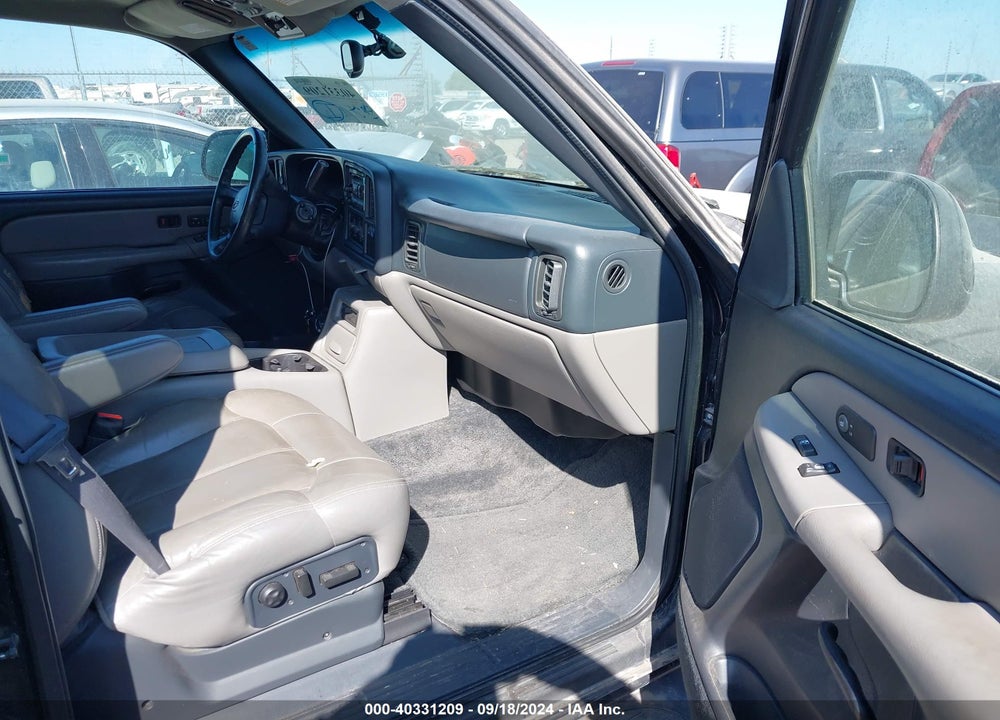 2000 CHEVROLET SUBURBAN 1500 LT VIN: 3GNEC16T1YG201361