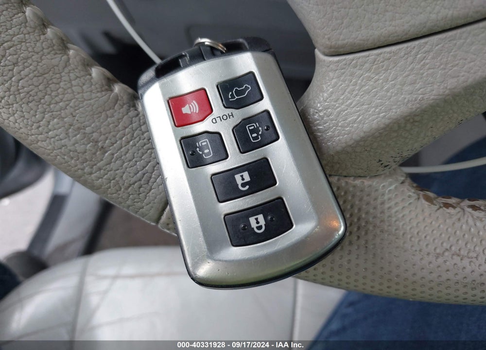 2013 TOYOTA SIENNA XLE V6 8 PASSENGER VIN: 5TDYK3DC7DS319627