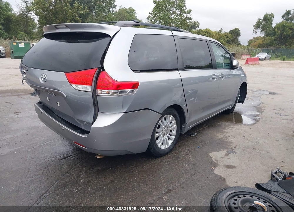 2013 TOYOTA SIENNA XLE V6 8 PASSENGER VIN: 5TDYK3DC7DS319627