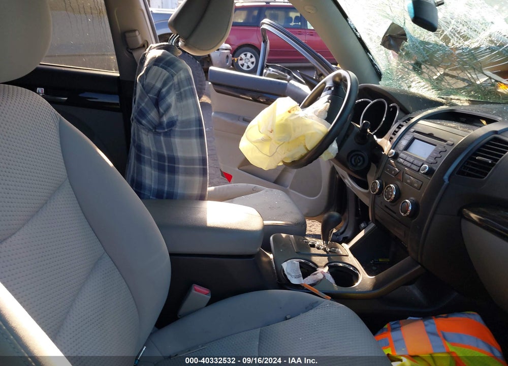 2011 KIA SORENTO LX VIN: 5XYKTCA11BG010297
