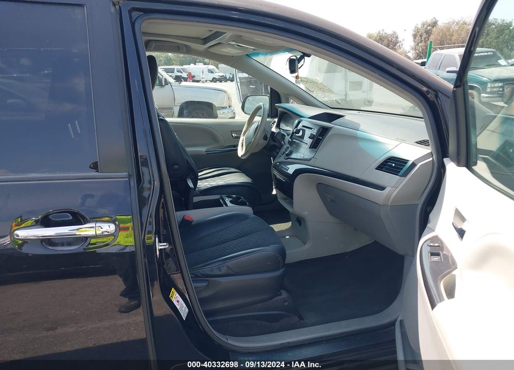 2014 TOYOTA SIENNA SE 8 PASSENGER VIN: 5TDXK3DC3ES422346