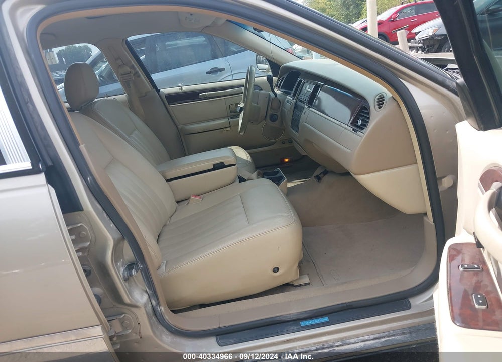 2006 LINCOLN TOWN CAR SIGNATURE VIN: 1LNHM81V56Y645037