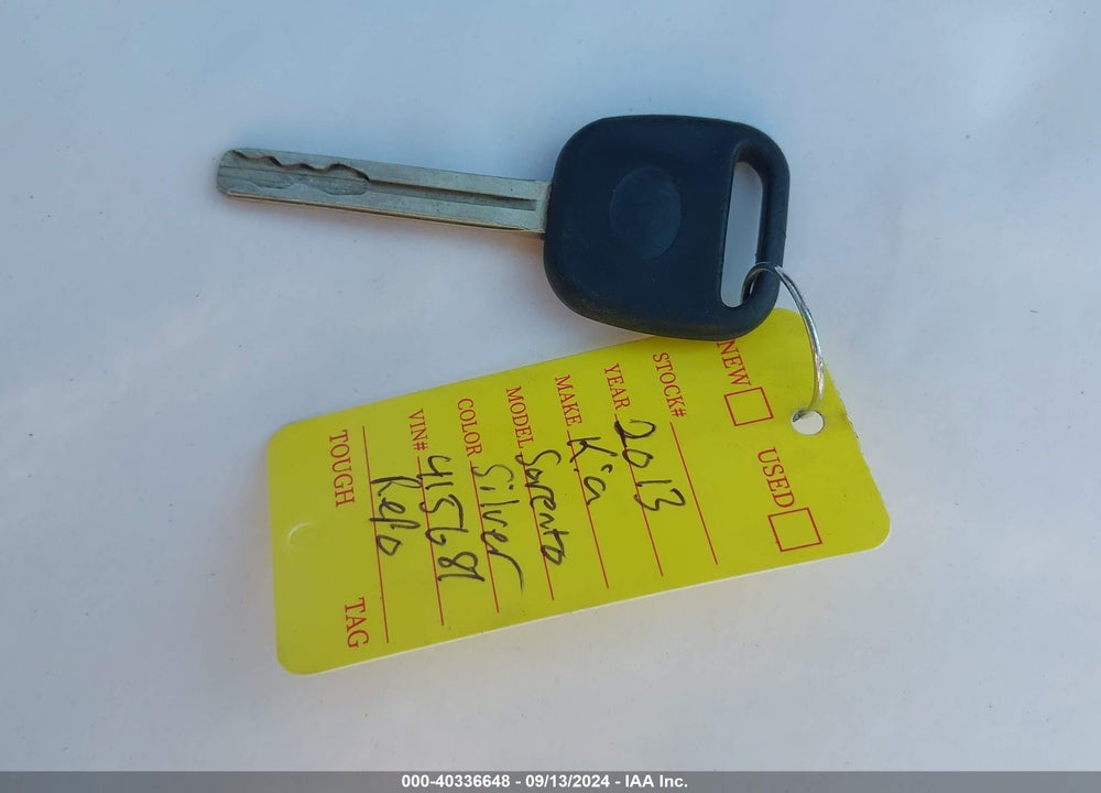2013 KIA SORENTO LX VIN: 5XYKT4A65DG415681