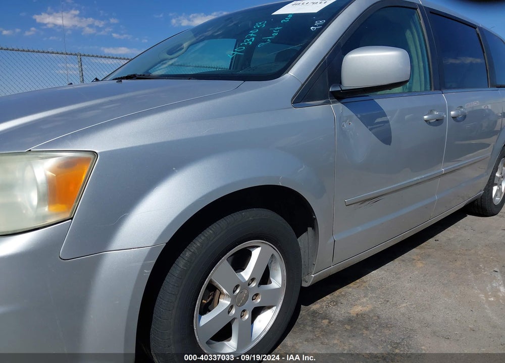2011 DODGE GRAND CARAVAN CREW VIN: 2D4RN5DG5BR688862
