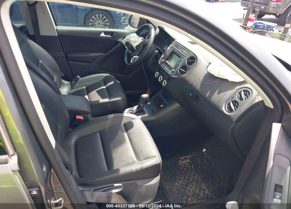 2016 VOLKSWAGEN TIGUAN S VIN: WVGAV7AXXGW558239